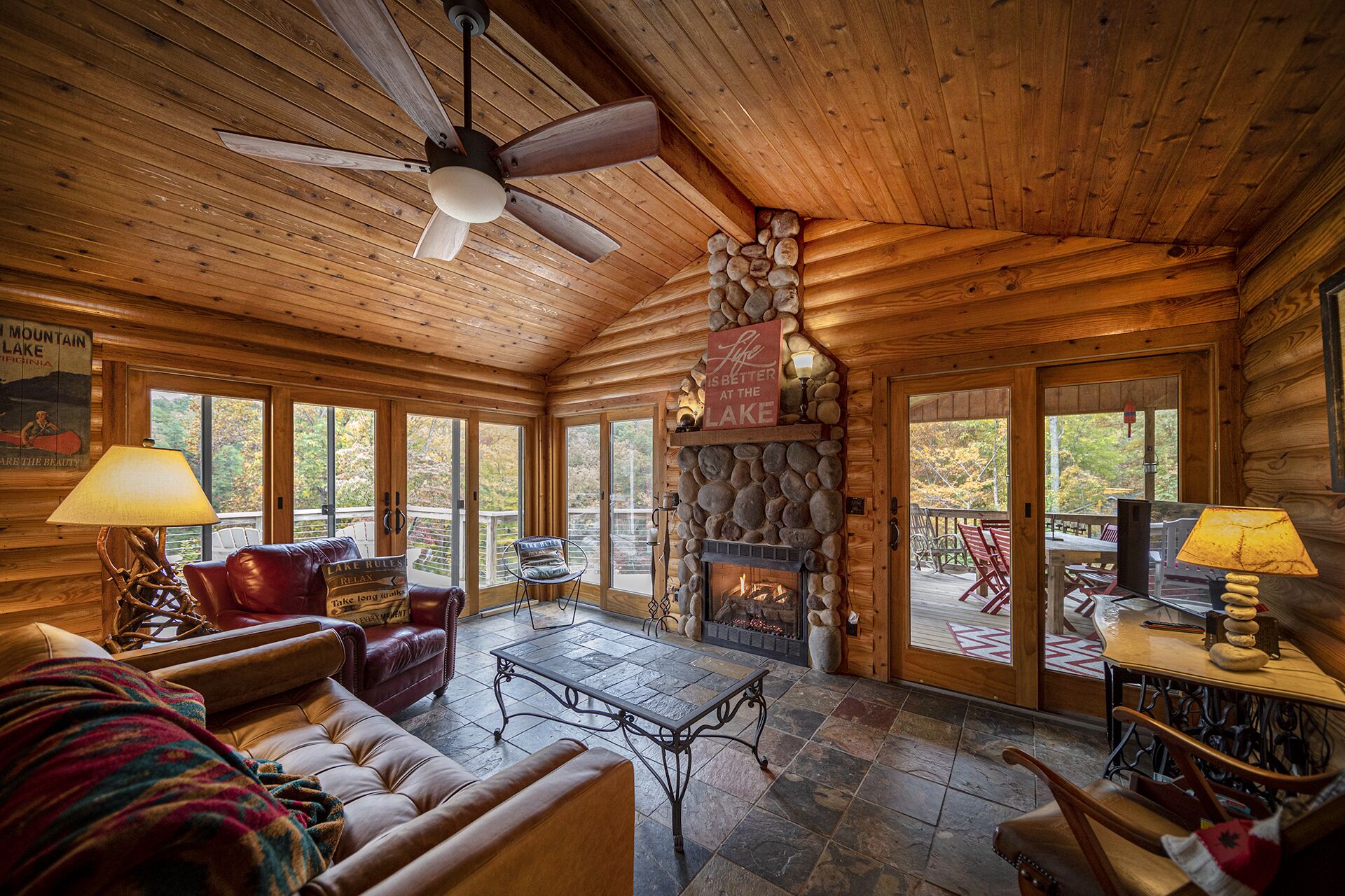 Smart TV, chimenea, reproductor de DVD y tenis de mesa 