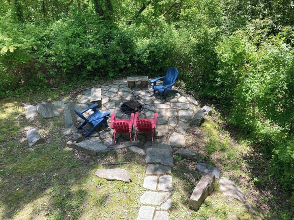 A stone fire pit surrounded by outdoor seating. - Welcome to Winghaven & Asheville! Secluded yet convenient to shops & food (Fletcher)