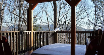 Welcome to Winghaven & Asheville! Secluded yet convenient to shops & food