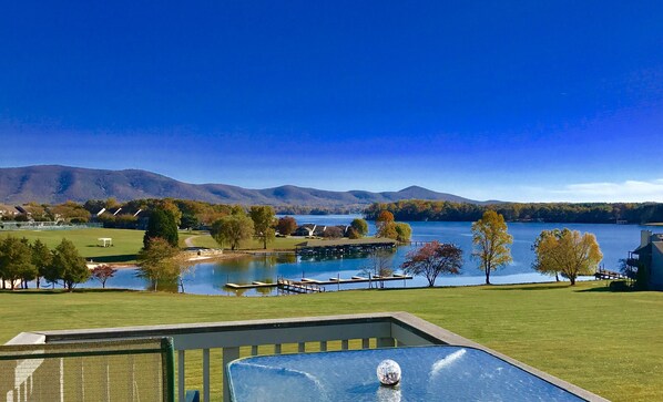 Property grounds - PEAK FALL COLORS NOW-BERNARDS LANDING-BEST AMENITIES INDOOR POOL HOT TUB-OPEN (Moneta)