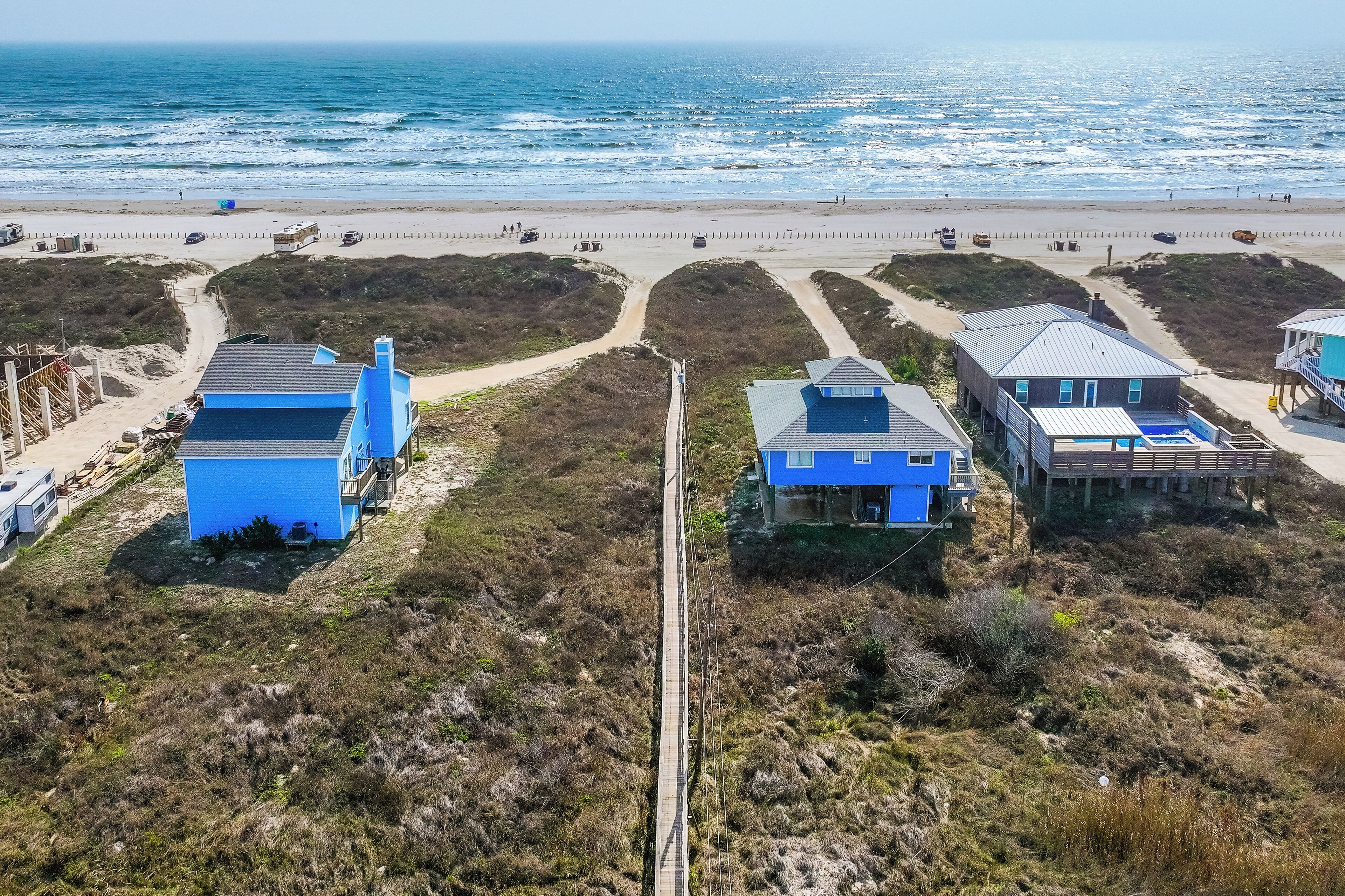 En la playa, camastros y toallas de playa 