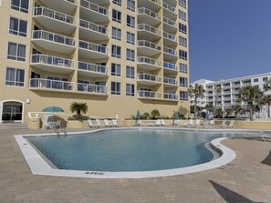 Alberca al aire libre y alberca climatizada