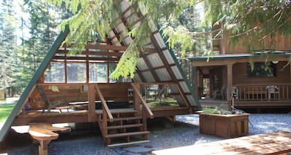 Buchanan's Bunkhouse with saltwater hot tub! @ Mt.Rainier Entrance!
