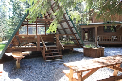 Buchanan's Bunkhouse with saltwater hot tub! @ Mt.Rainier Entrance!