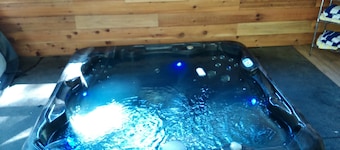  Buchanan's Bunkhouse with saltwater hot tub! @ Mt.Rainier Entrance! 