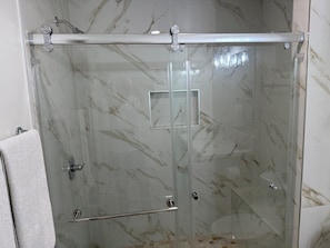 Ensemble douche/baignoire, baignoire Ă jets, sĂšche-cheveux