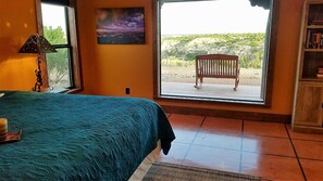1 quarto, ferros/tábuas de passar roupa, berço de viagem
