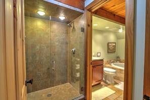 Een douche, een bubbelbad, een haardroger, handdoeken