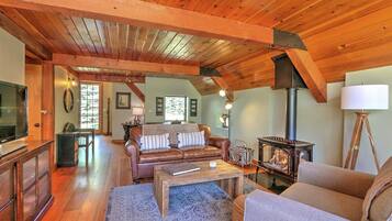 Televisie, een open haard en boeken