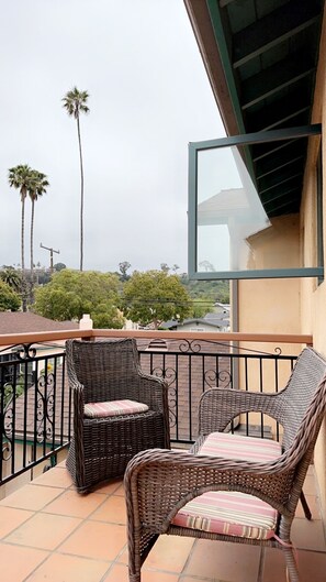 Over-sized balcony with outdoor seating