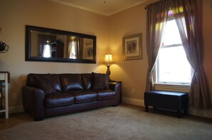 TV, Netflix, streaming services - Historic Victorian Unit Close to Conv Ctr, DT, Zoo, Coronado, Balboa Park, Beach (San Diego)