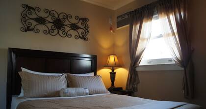 Historic Victorian Unit Close to Conv Ctr, DT, Zoo, Coronado, Balboa Park, Beach