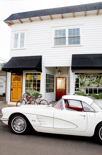 A Handsome Newly Remodeled Vintage Inspired Apartment In Downtown Newberg, OR