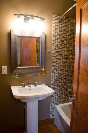 Badekar, hårføner, håndklær og såpe