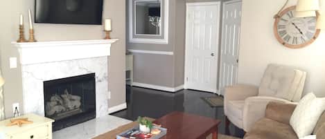 TV connectée, cheminée, lecteur de DVD