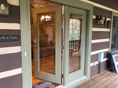 Log Cabin in Town of Boone - Dog Friendly