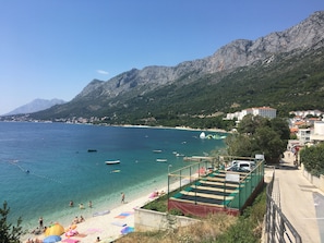 På stranden, solsenger og strandhåndklær