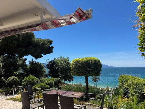 Cozy House: first-row beach, accessibility, hottub, AC, gasgrill, W/D prkng