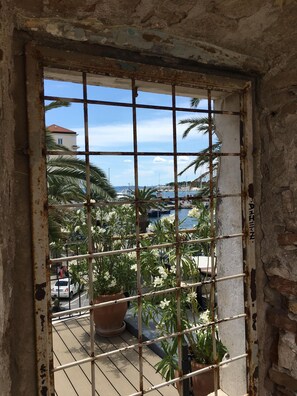 Interior - Cozy House: first-row beach, hottub, AC, gasgrill, hearth, W/D, gardens, prkng (Gradac)