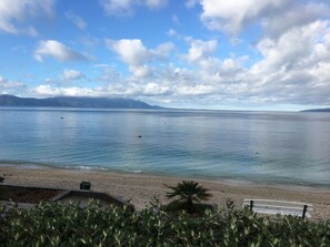 على الشاطئ، كراسي للتشمس، مناشف للشاطئ