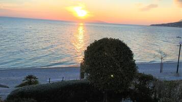 Plage, chaises longues, serviettes de plage