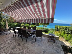 Outdoor dining - Cozy House: first-row beach, ramp accessibility, hottub, AC, gasgrill, W/D prkng (Gradac)