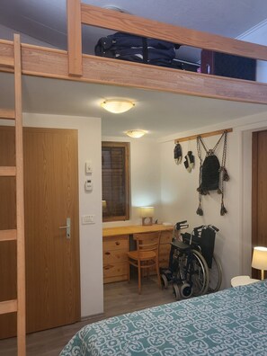 5 chambres, bureau, fer et planche Ă repasser, lit parapluie