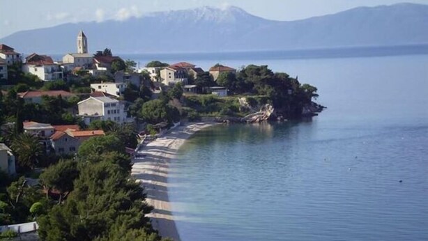 A coastal town with a beach, buildings, and a mountain in the background. - Cozy House: first-row beach, ramp accessibility, hottub, AC, gasgrill, W/D prkng (Gradac)