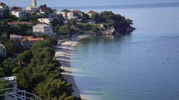 Plage, chaises longues, serviettes de plage