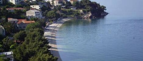 على الشاطئ، كراسي للتشمس، مناشف للشاطئ