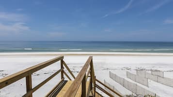 Plage, chaises longues
