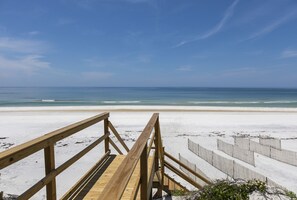 Plage, chaises longues