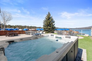 Outdoor dining - Modern Lakefront Dream Home, steps to The Village. Spa, Pool Table, Wifi  (Big Bear Lake)