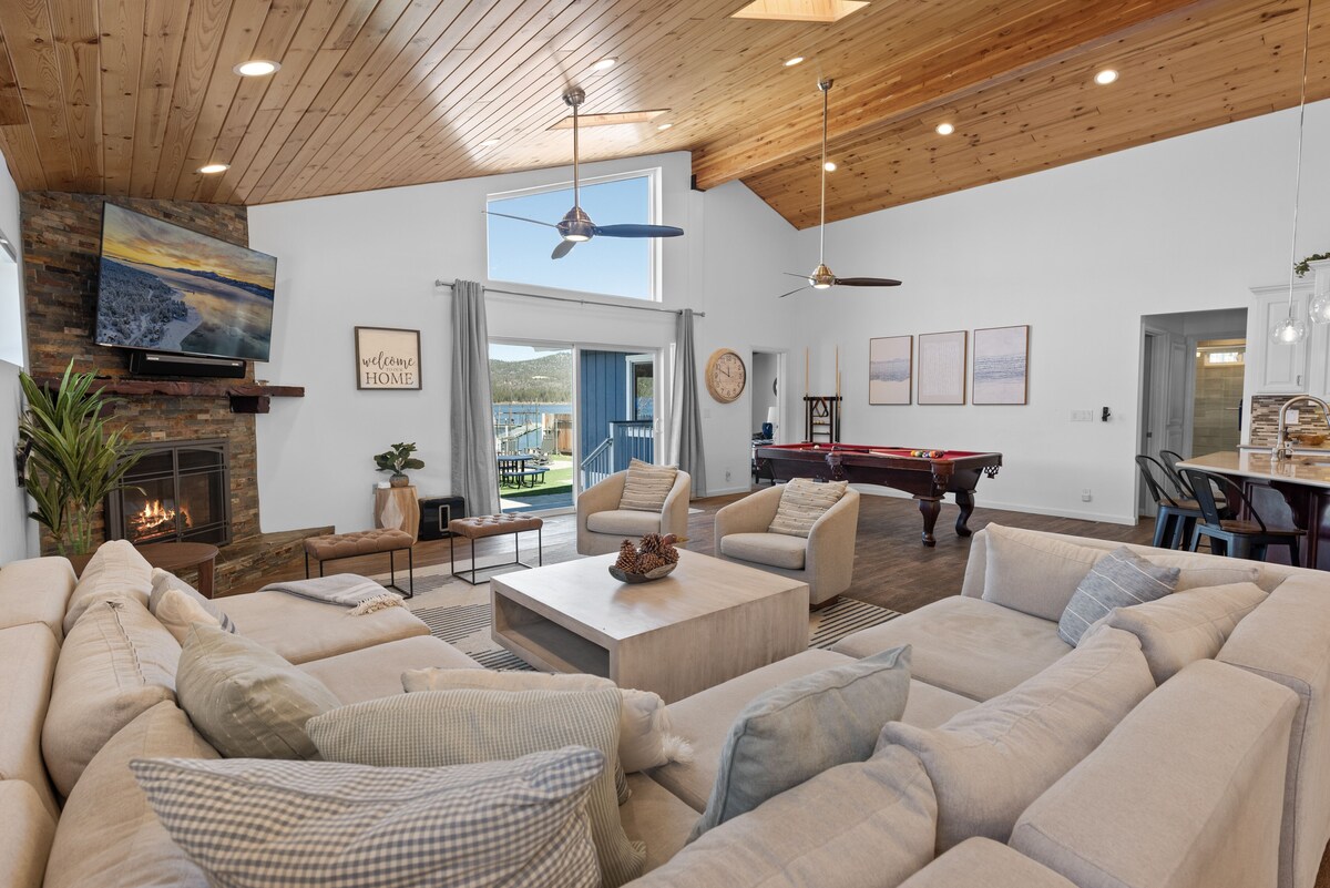 Modern Lakefront Dream Home, steps to The Village. Spa, Pool Table, Wifi