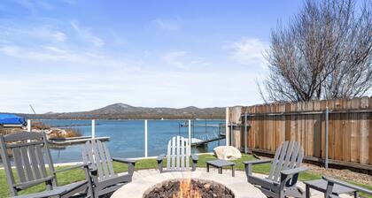 Modern Lakefront Dream Home, steps to The Village. Spa, Pool Table, Wifi