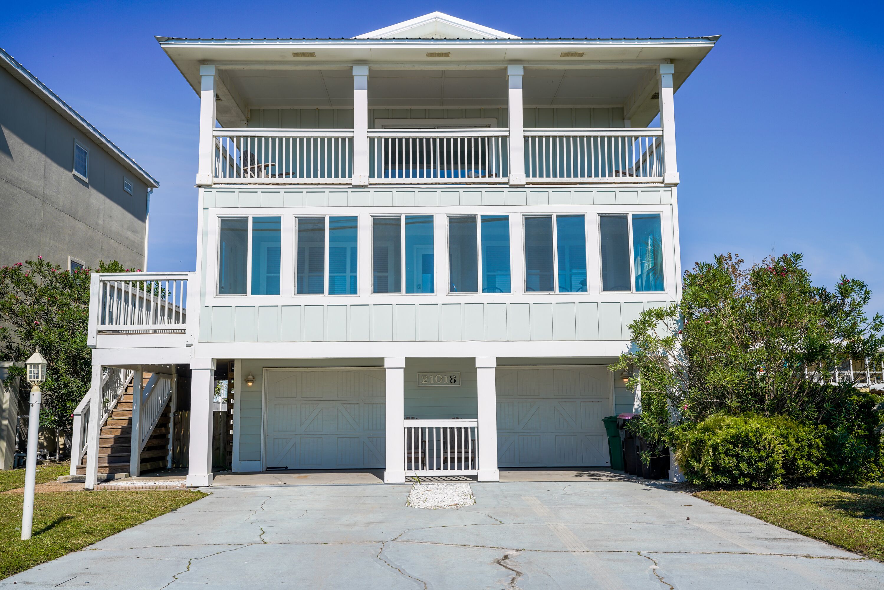 Large home on Private Beach, Game Room, Fully updated, large third story deck