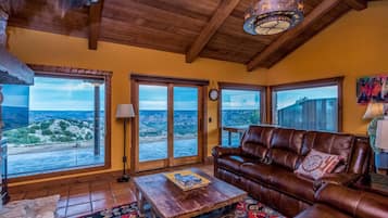 Smart TV, chimenea y libros