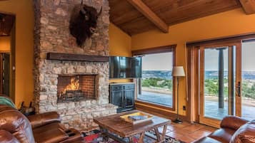 Smart TV, chimenea y libros