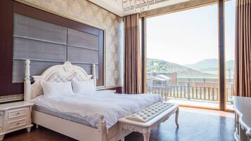 Blackout curtains, free WiFi