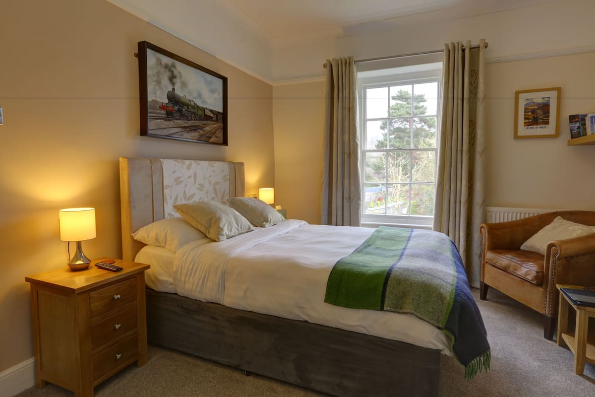 Double Room (Rheilffordd) | Iron/ironing board, free WiFi, bed sheets