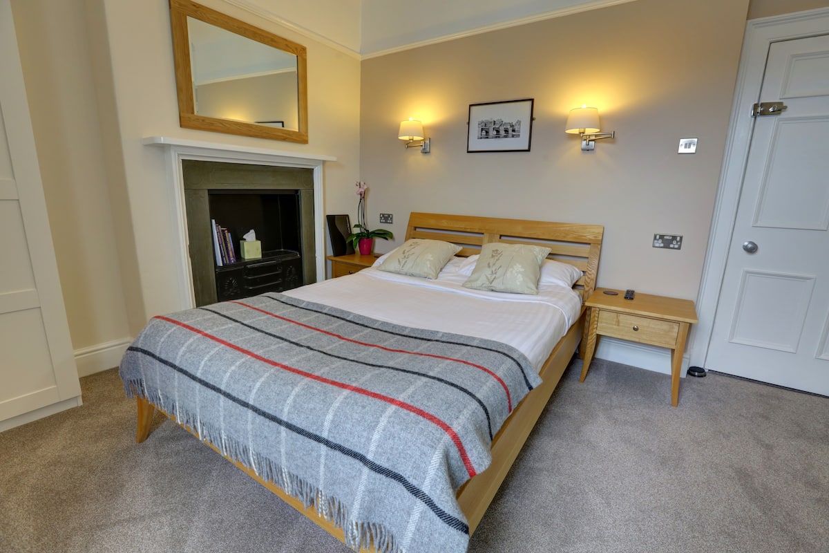 Double Room, Ensuite (Usk) | Iron/ironing board, free WiFi, bed sheets