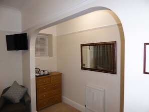 Kahden hengen huone, 1 suuri parisänky, kylpyhuone makuuhuoneen yhteydessä (Farchnad) | Silitysrauta/-lauta, ilmainen Wi-Fi, vuodevaatteet