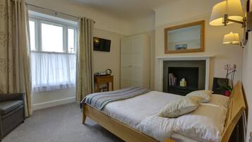 Habitación doble, baño en la habitación (Usk) | Tabla de planchar con plancha, wifi gratis y ropa de cama