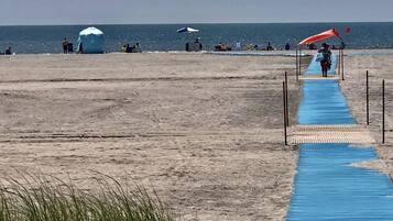 Plage à proximité, chaises longues
