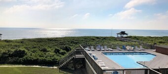 Oceanfront SunSational Setting in heart of Duck