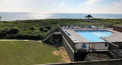 Oceanfront SunSational Setting in heart of Duck