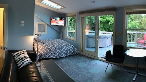 In Town Private Studio with Hot Tub!