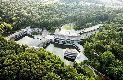 TᕼE ᗰᗩIᑎ ᒪOᗪGE- Modern comfort by TRAILS & MUSEUM located on quiet street 