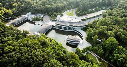 TᕼE ᗰᗩIᑎ ᒪOᗪGE- Modern comfort by TRAILS & MUSEUM located on quiet street