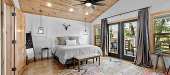 TᕼE ᗰᗩIᑎ ᒪOᗪGE- Modern comfort by TRAILS & MUSEUM located on quiet street